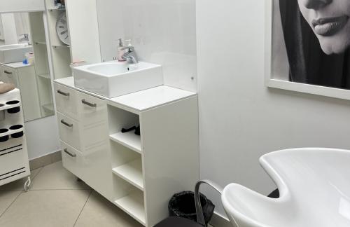 Перманентный макияж бровей, губ, межресничного пространства, комплексы со скидкой до 50% в салоне "Оливер"