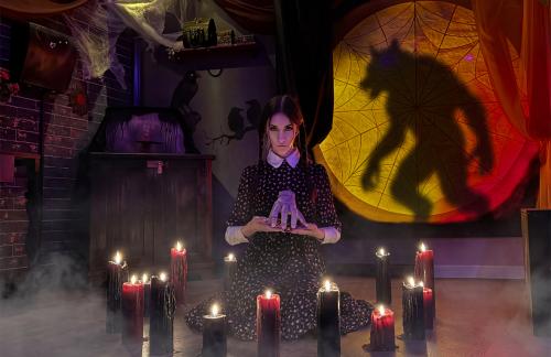 Квесты "Потерянная Уэнсдей", "Очень странные дела" со скидкой до 18% в "Rooms of Magic"