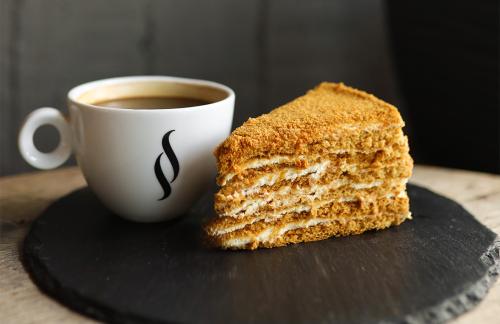 Сет "Медовик + американо" за 9р в "Paragraph Coffee"