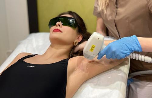 Подмышки за 0р! Лазерная эпиляция для женщин от 20р в медцентре "Акварель"